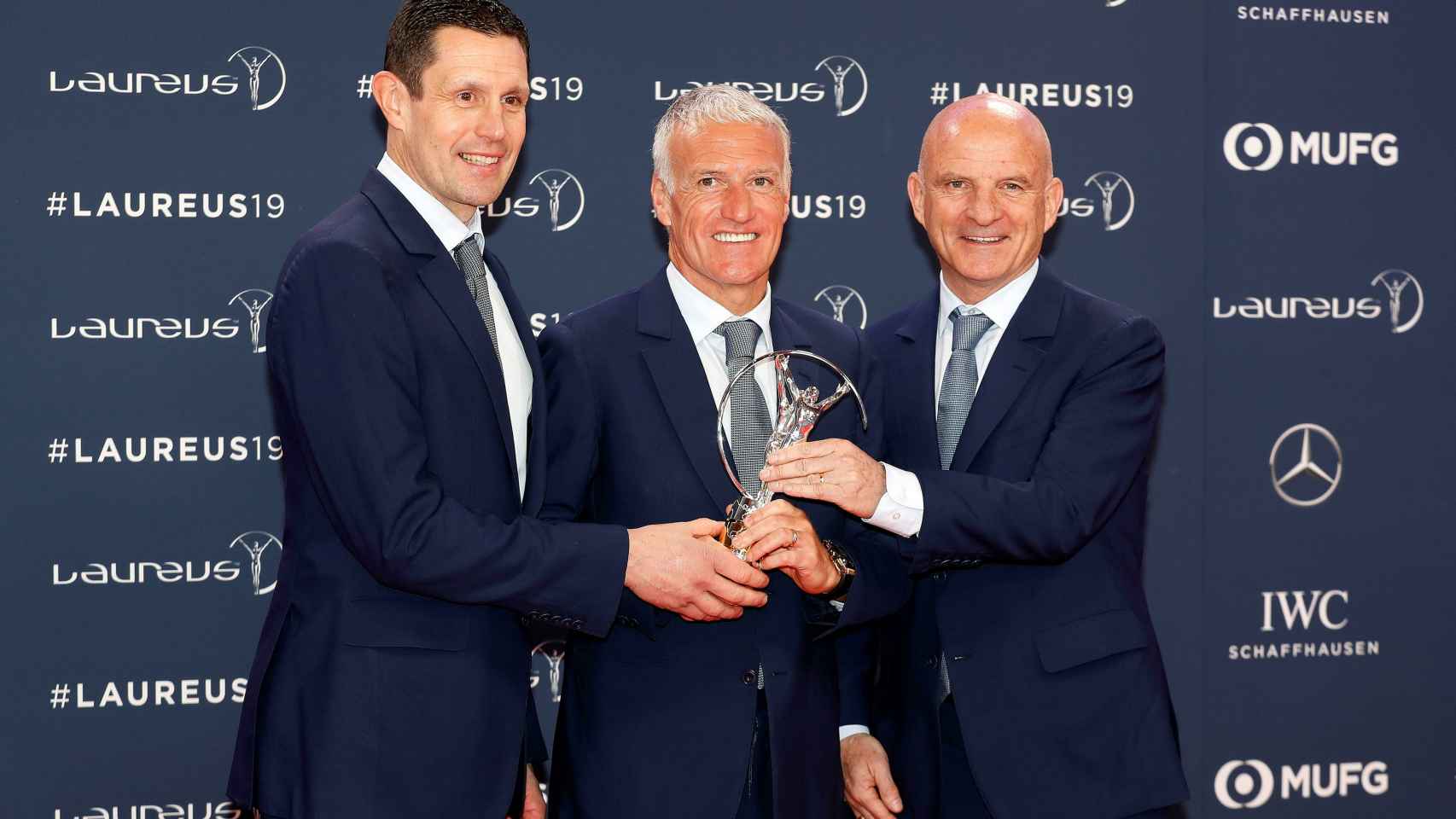 Franck Raviot, Didier Deschamps y Guy Stephan, de la selección francesa, tras recibir su Premio Laureus del deporte