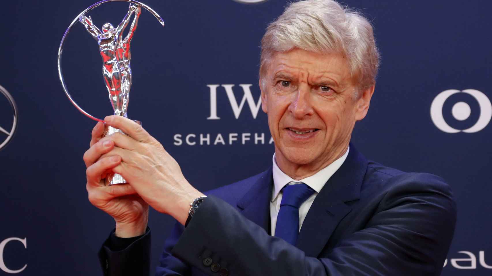 Arsène Wenger con su Premio Laureus