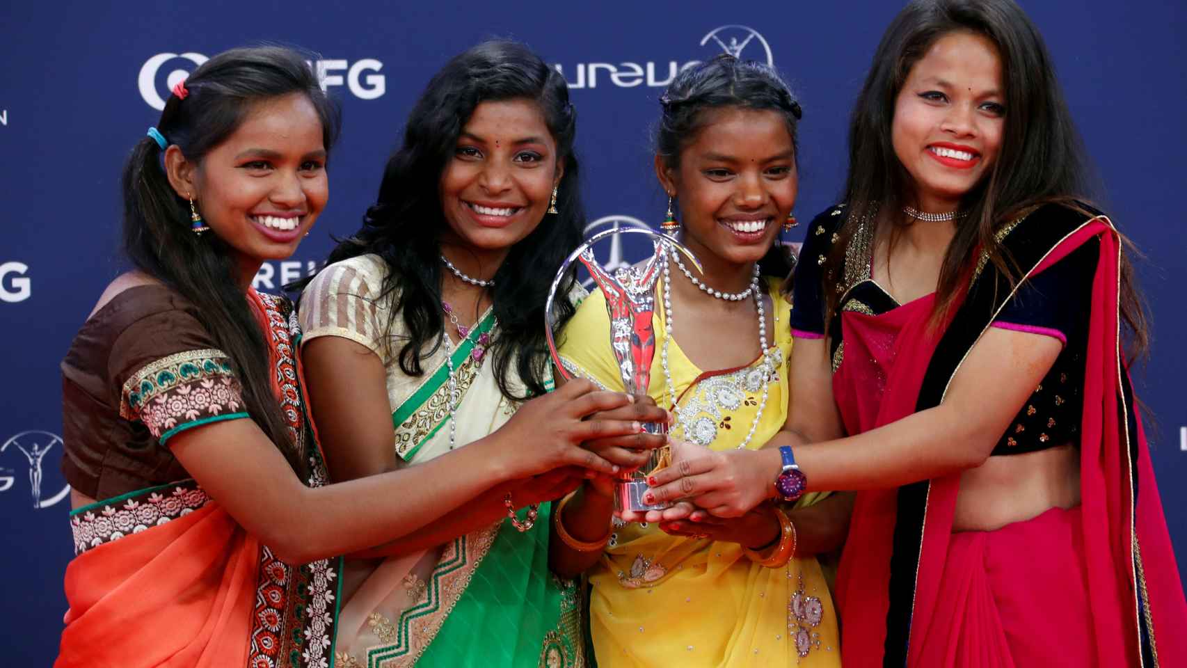 Neeta Kumari, Hema Kumari, Konika Kumari y Radha Kumari, de Yuwa, con su Premio Laureus