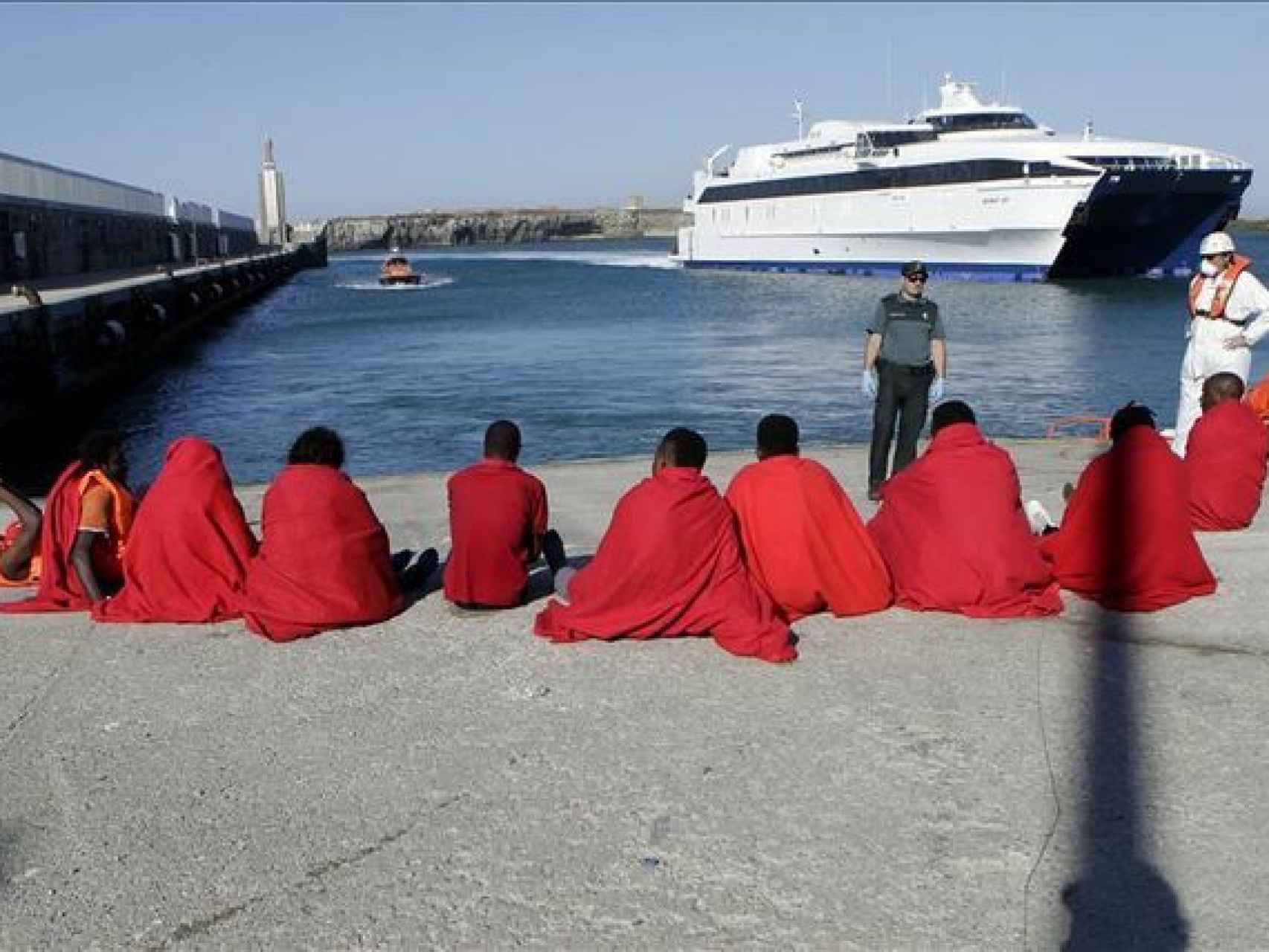 Migrantes en el puerto de Tarifa (Cádiz) tras ser rescatados por Salvamento Marítimo en el Estrecho de Gibraltar.
