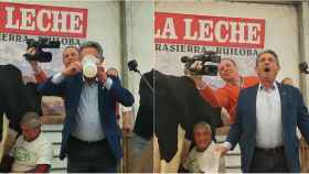 Miguel Ángel Revilla gozándolo tras beber un trago de leche cruda.