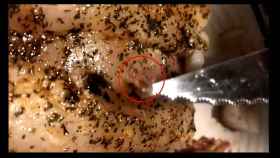 Una captura muestra al 'gusanico' vivo en la punta del cuchillo.
