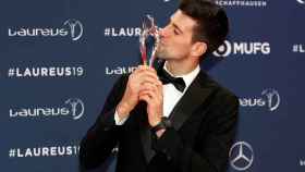 Novak Djokovic con el Premio Laureus al mejor deportista masculino del año