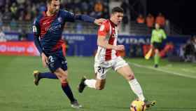 Enric Gallego y Capa luchan por el balón en el Huesca - Athletic de La Liga