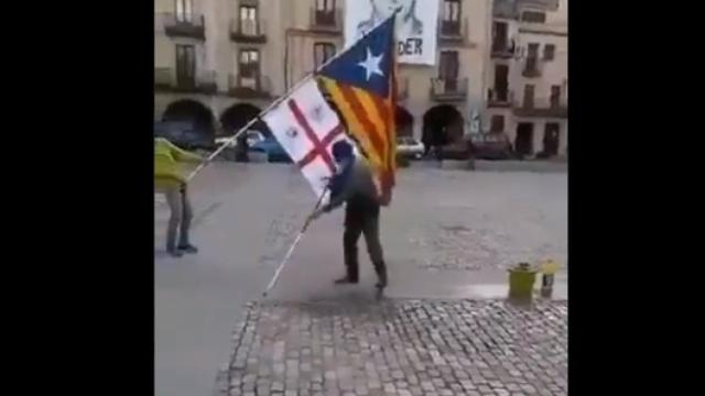 Un vecino de Amer desinfecta la plaza tras la visita de Inés Arrimadas.