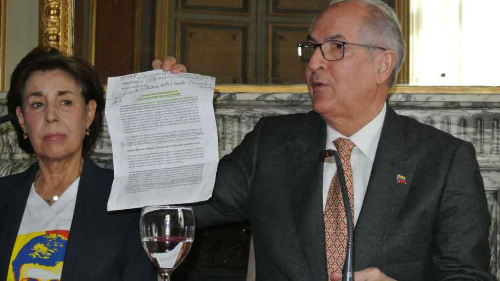 Antonio Ledezma exhibe el documento original de la salida, junto a Antonieta Mendoza, madre de Leopoldo López.