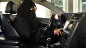 Una app de Google y Apple permite a los saudíes controlar a las muejres que conducen
