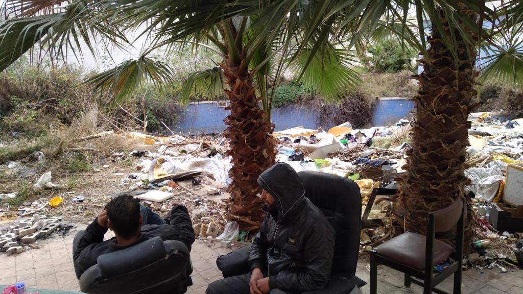 Abdelkader y Sliman, sentados en unas sillas que han cogido de la basura.