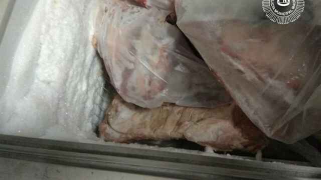 Inmovilizados 320 kilos de carne y pescado congelado en una tienda de Usera