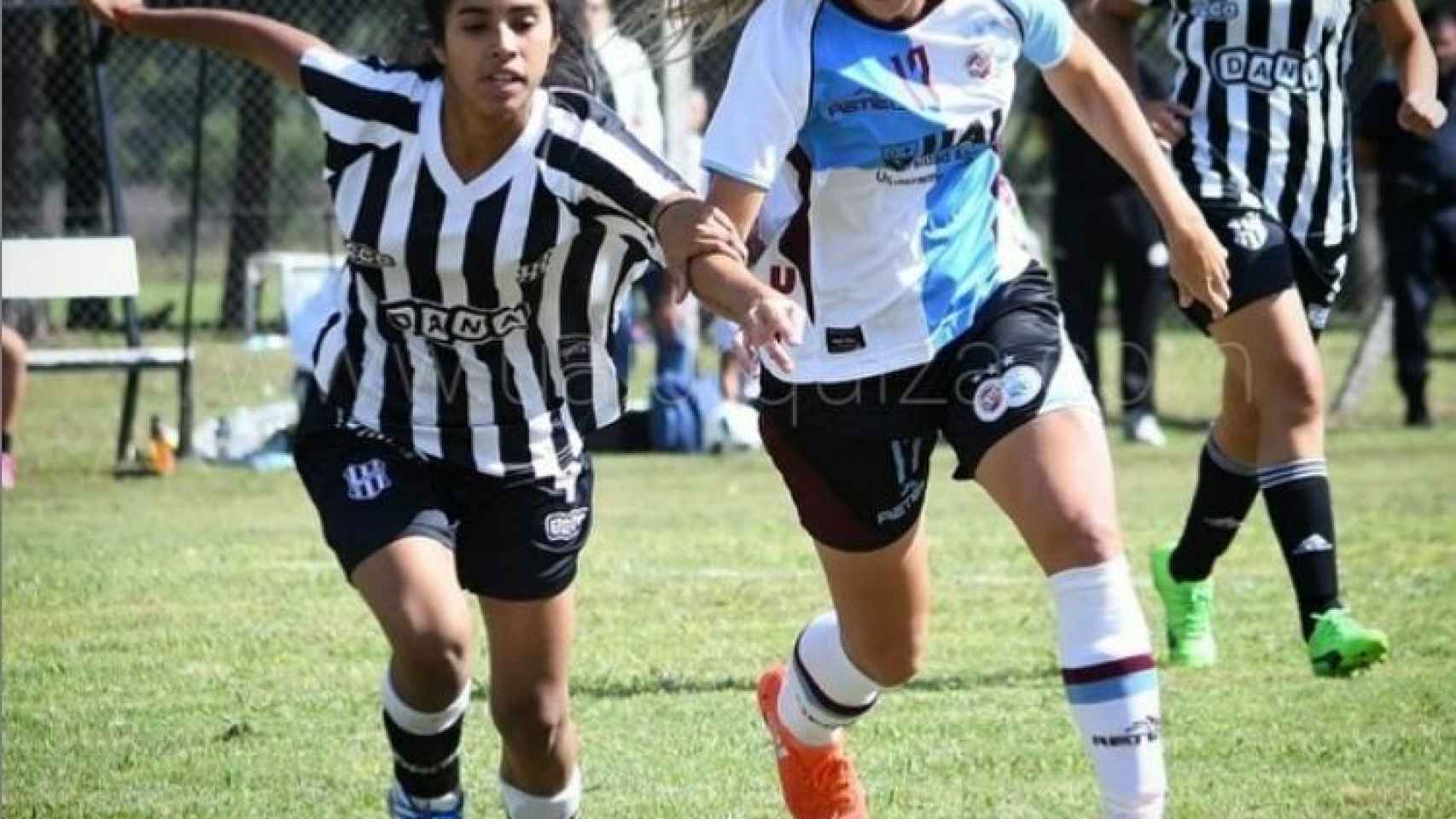 Macarena Sánchez disputa un balón