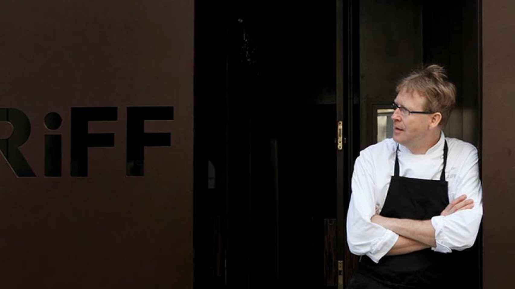 El chef alemán posa en la entrada de su restaurante en Valencia.