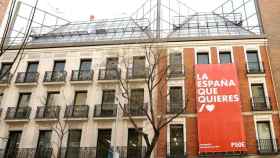 El nuevo lema del PSOE para la campaña electoral en su sede de Madrid.