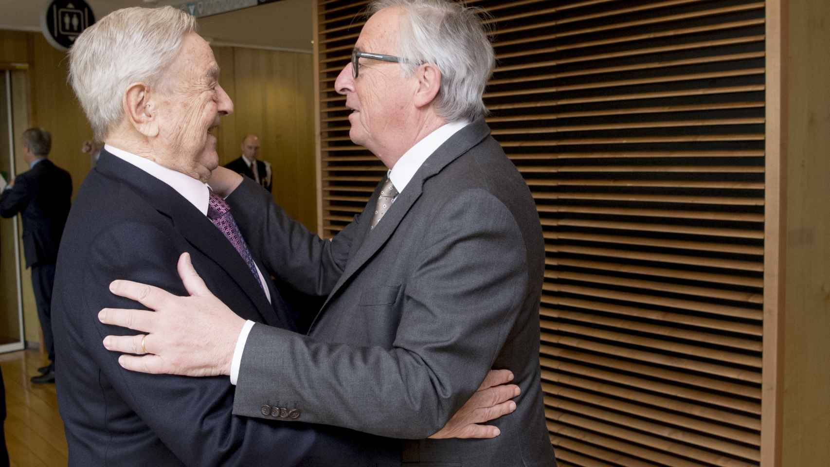 Juncker saluda a Soros durante una visita a la Comisión
