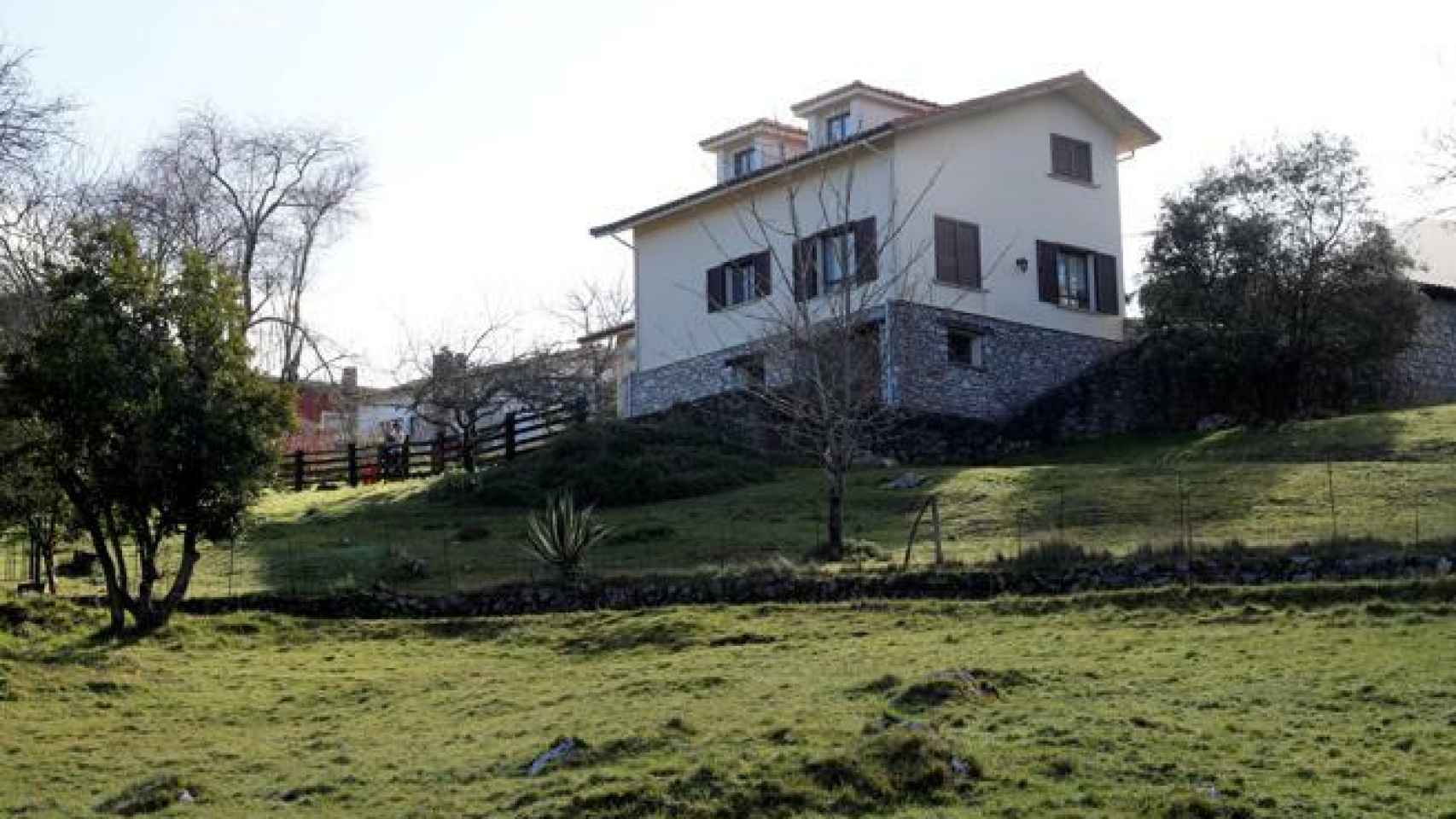Vista exterior de la casa de Javier Ardines, en Belmonte de Pría.