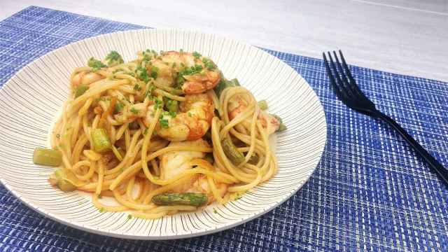 Espaguetis-teriyaki-gambones-esparragos-trigueros_destacada