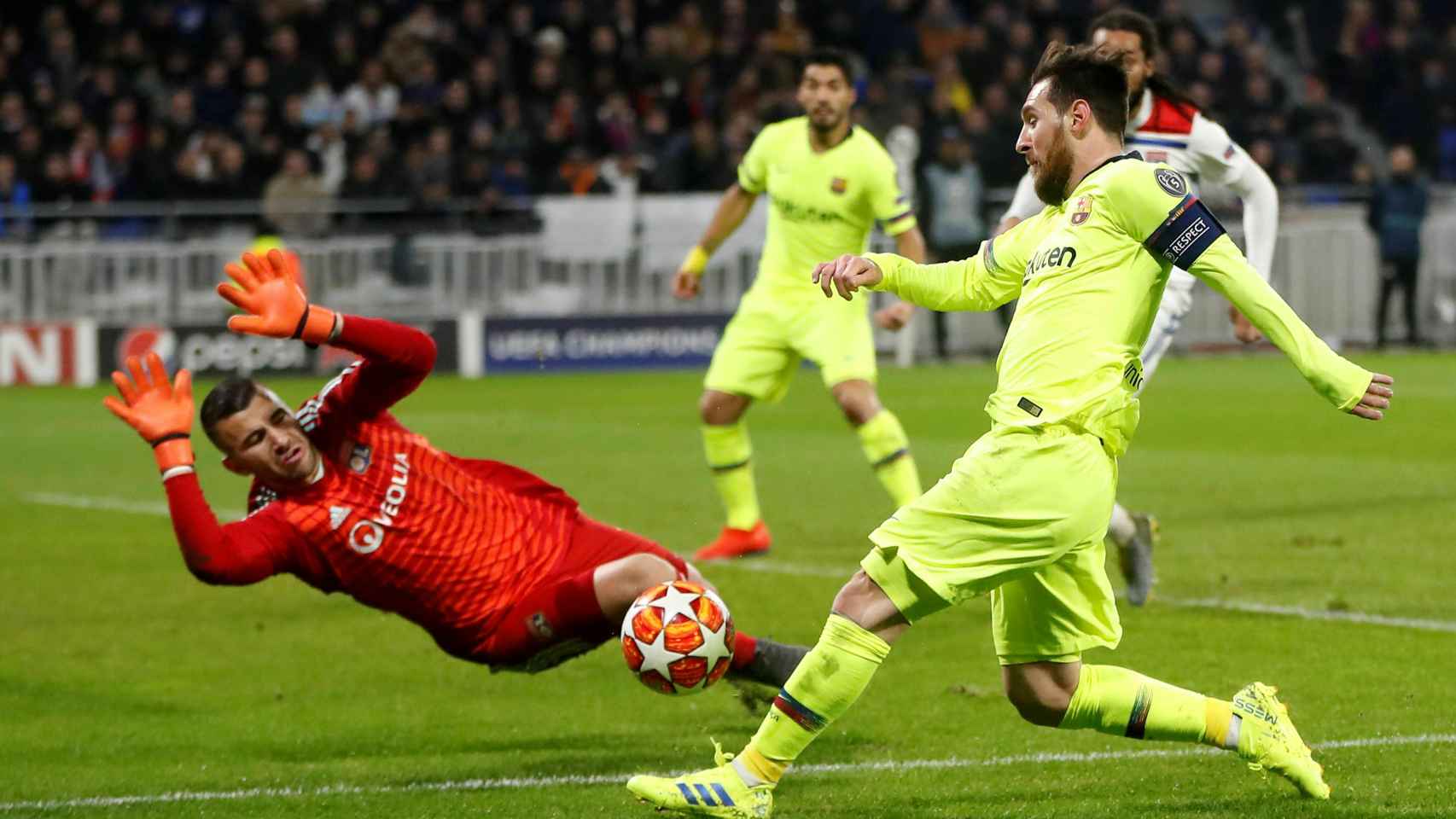 Messi, en acción contra Anthony Lopes durante el Olympique Lyon - Barcelona de Champions League