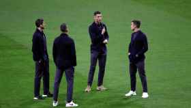 Cristiano Ronaldo, junto a sus compañeros de la Juventus, en el estadio Wanda Metropolitano