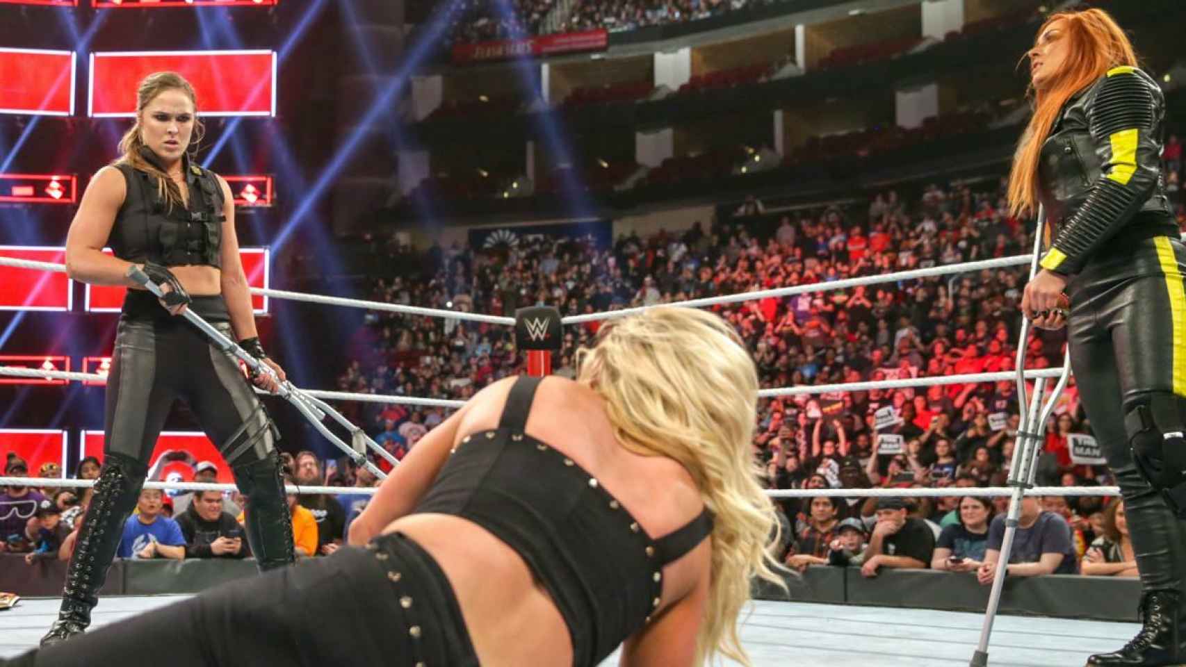 El sangriento asalto entre Ronda Rousey y Becky Lynch a muletazos