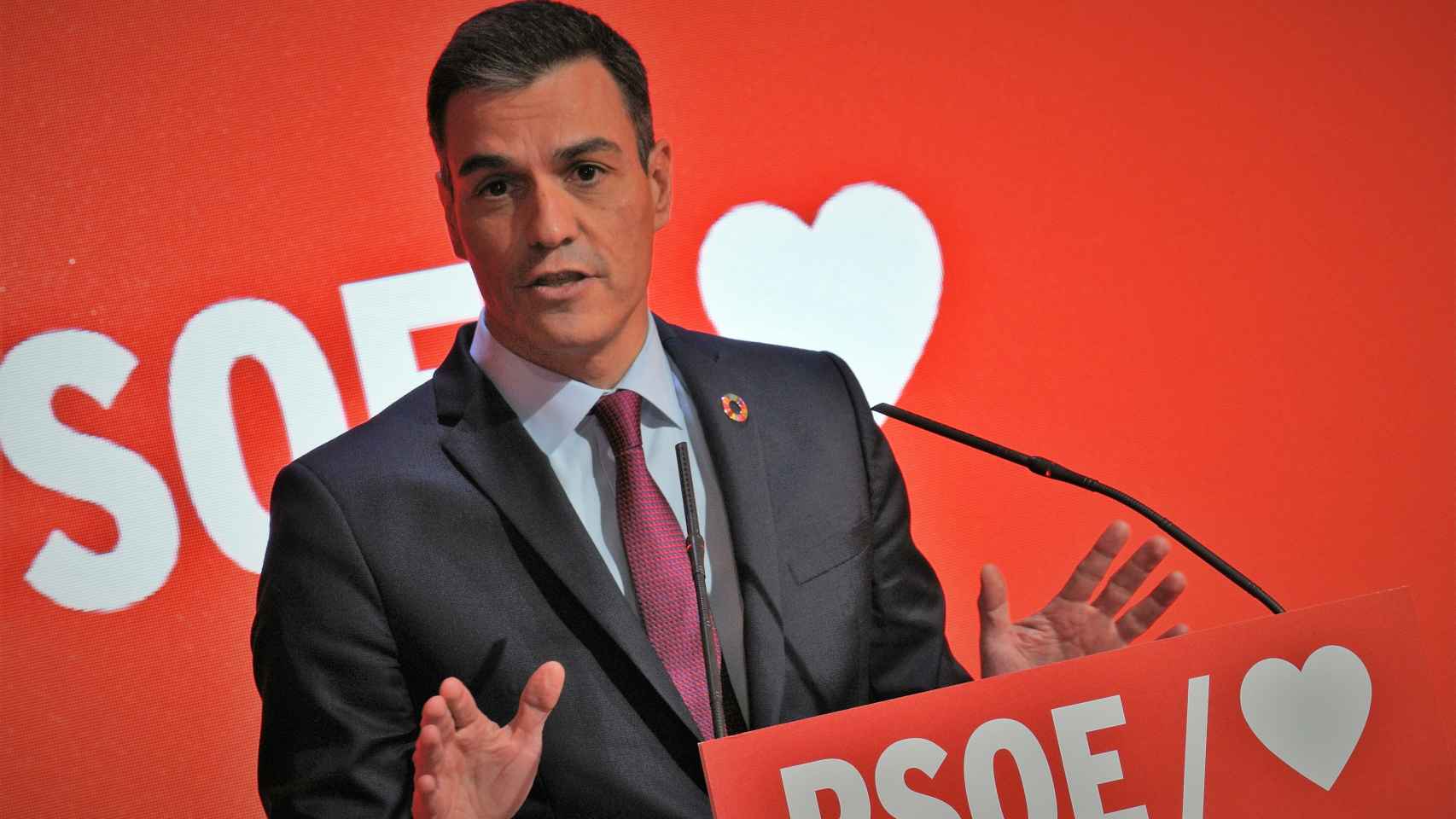 Pedro Sánchez, en el inicio de la campaña del 28-A, con el pin de la Agenda 2030 en la solapa.