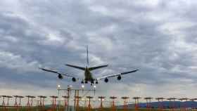 Un avión aterriza en el aeropuerto de Barcelona-El Prat.