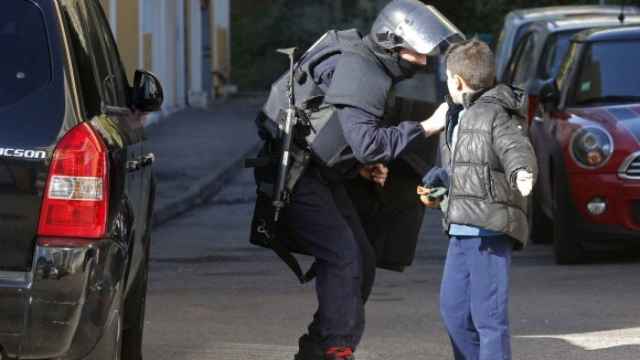 Un policía habla con un niño en Marsella, en una imagen de archivo
