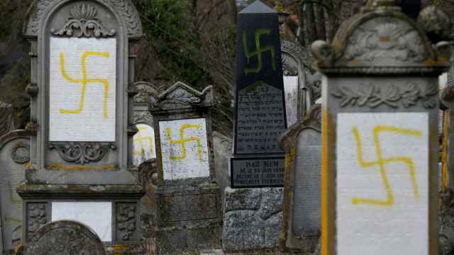 Tumbas profanadas con esvásticas en el cementerio judío de Quatzenheim.