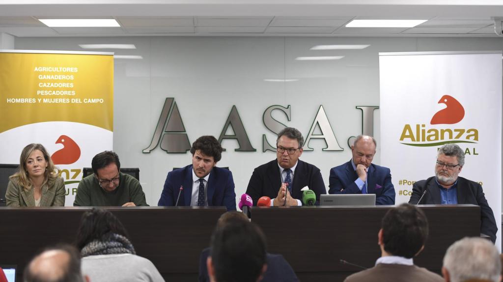 Carlos Núñez, en el medio, junto a los distintos miembros de Alianza Rural