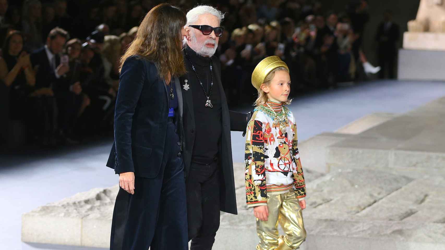 Virginie Viard, nueva líder de Chanel; y Karl Lagerfeld junto a su ahijado, Hudson Kroenig.