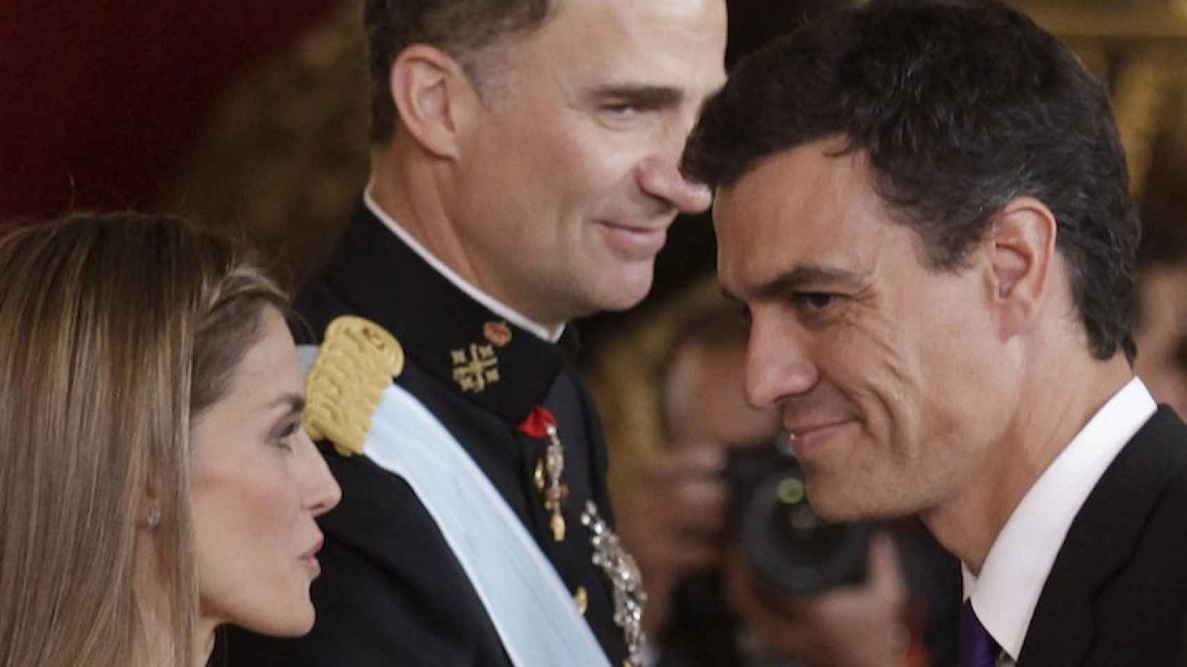 Pedro Sánchez saludando a Felipe VI y Letizia en un acto oficial