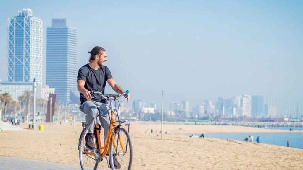 Un usuario de 'bikesharing' en Barcelona.