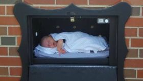Caja instalada por Safe Haven Baby Boxes con un bebé dentro.