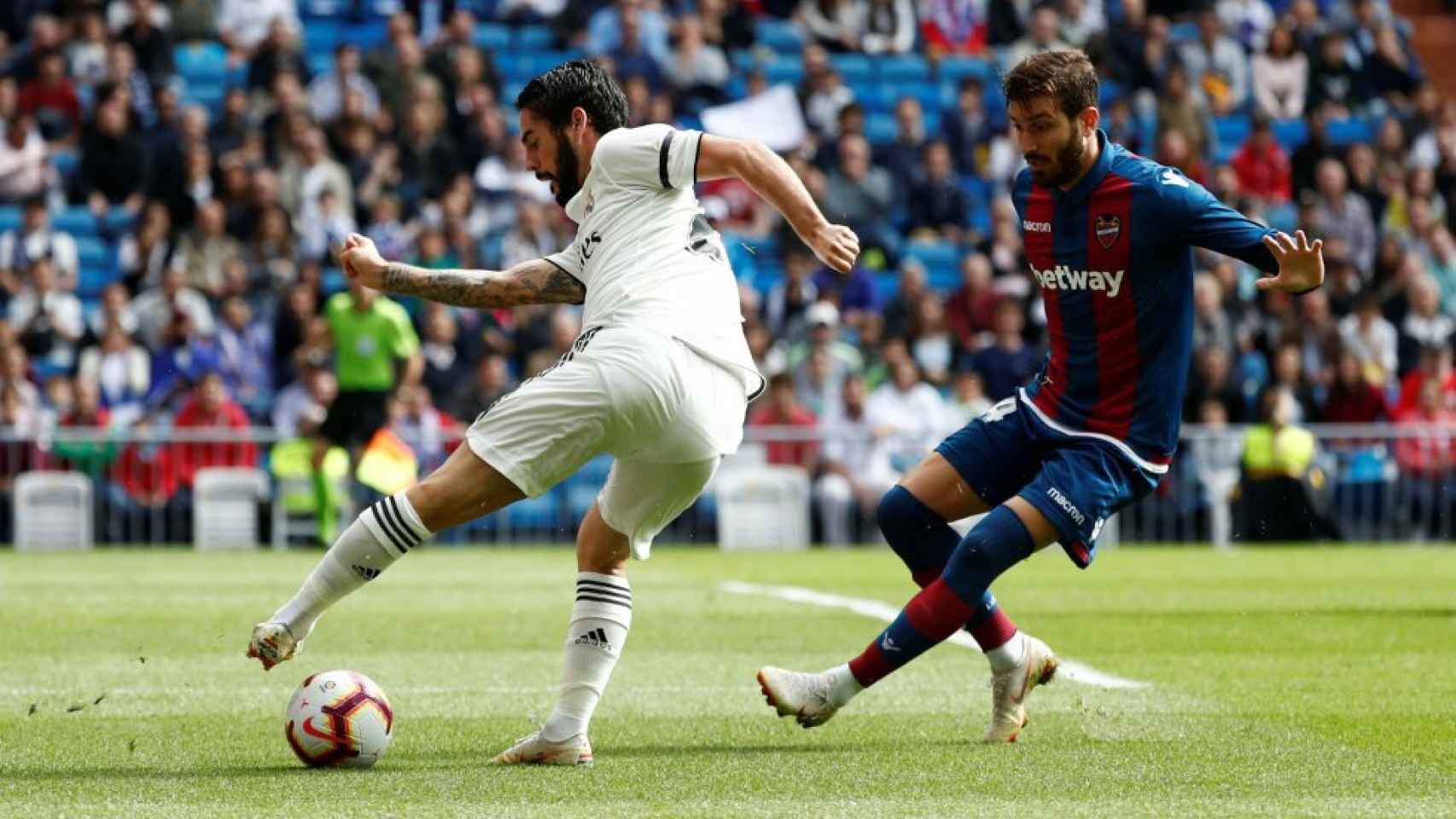 Isco controla un balón ante Campaña en el Real Madrid - Levante
