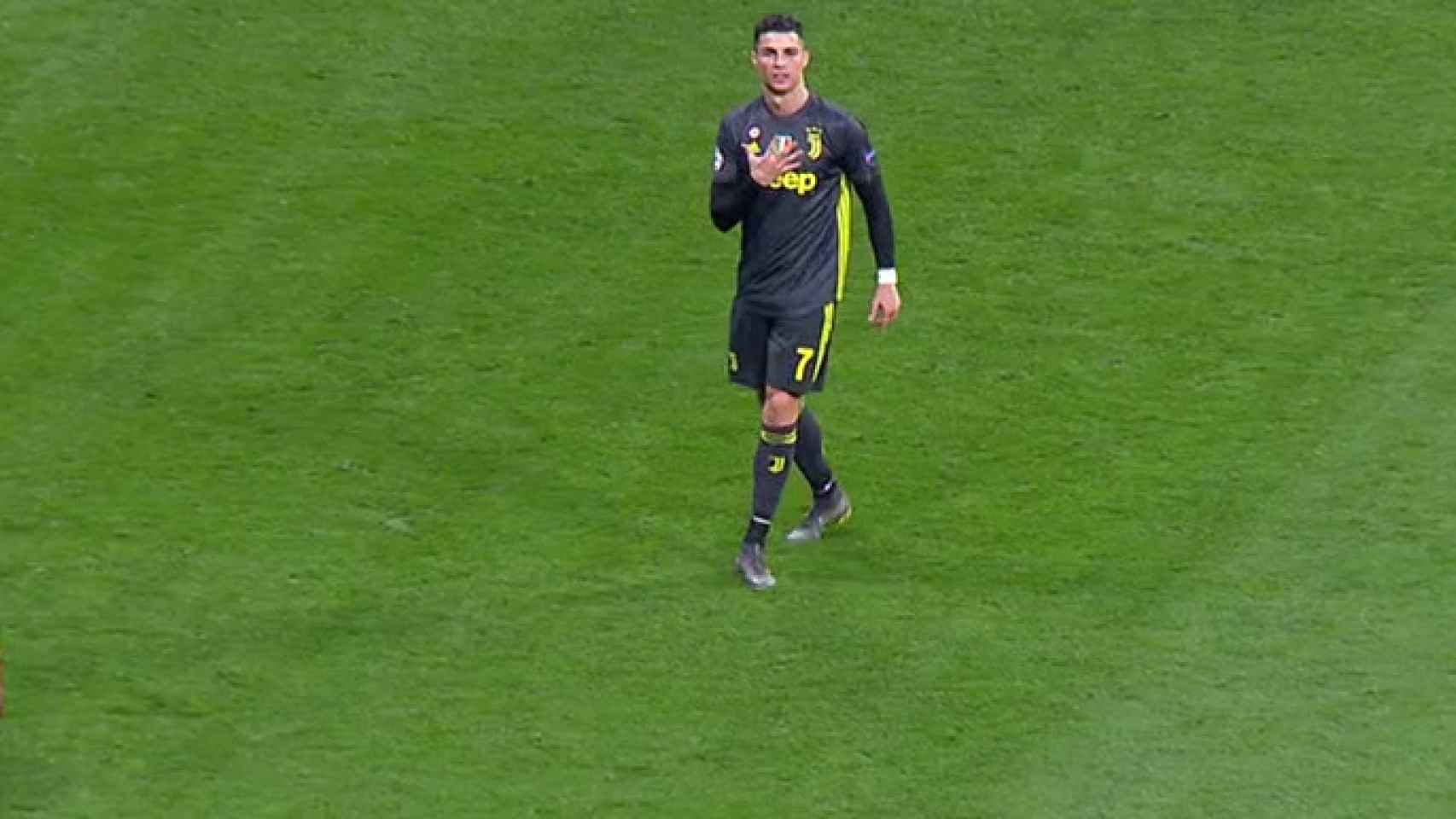 Cristiano Ronaldo señalando sus cinco Champions