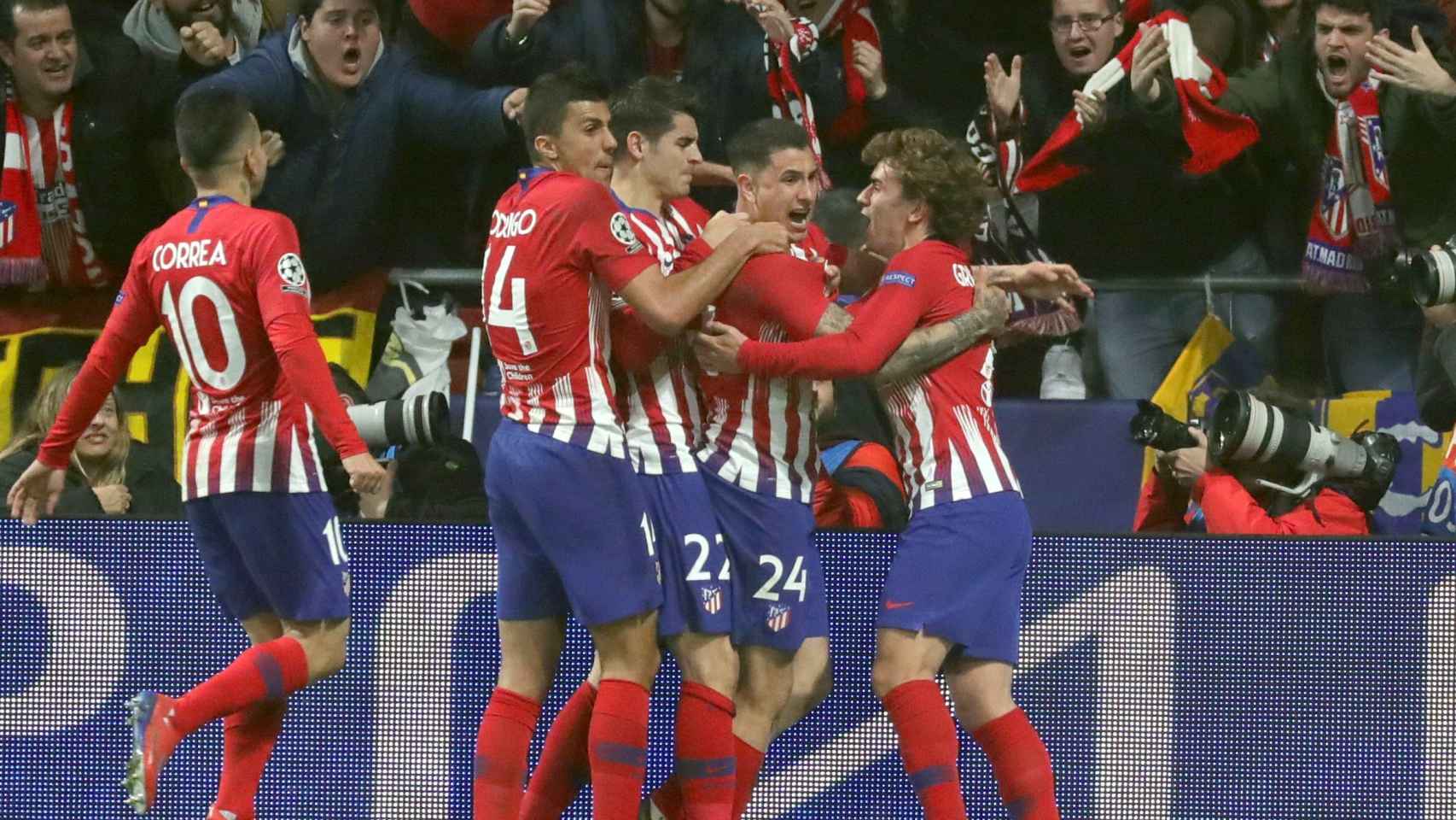 Los jugadores del Atlético celebran el 1-0 en el Wanda.