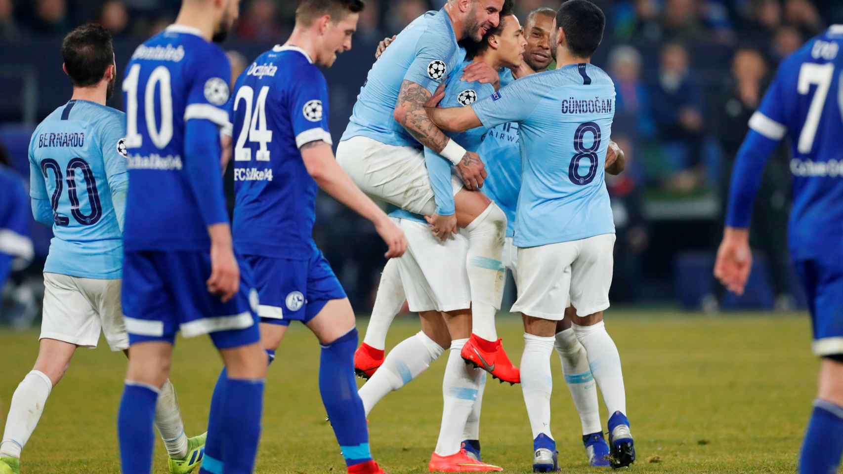 Los jugadores del Manchester City celebran el gol de Sané ante el Schalke
