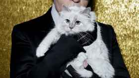 Karl Lagerfeld y su gato, Choupette.