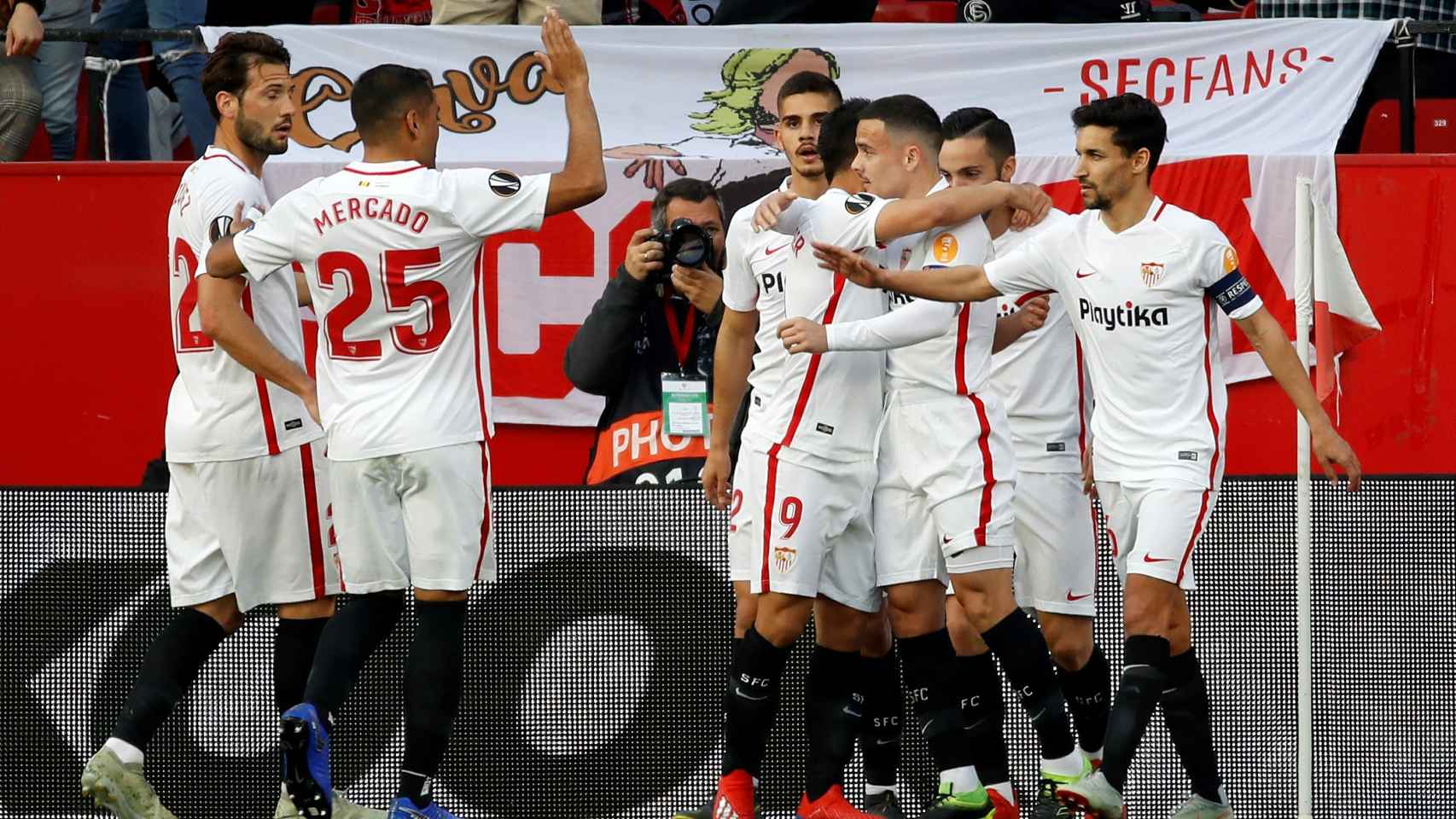 Los jugadores del Sevilla celebran el gol de Ben Yedder ante la Lazio en la vuelta de dieciseisavos de final de la Europa League