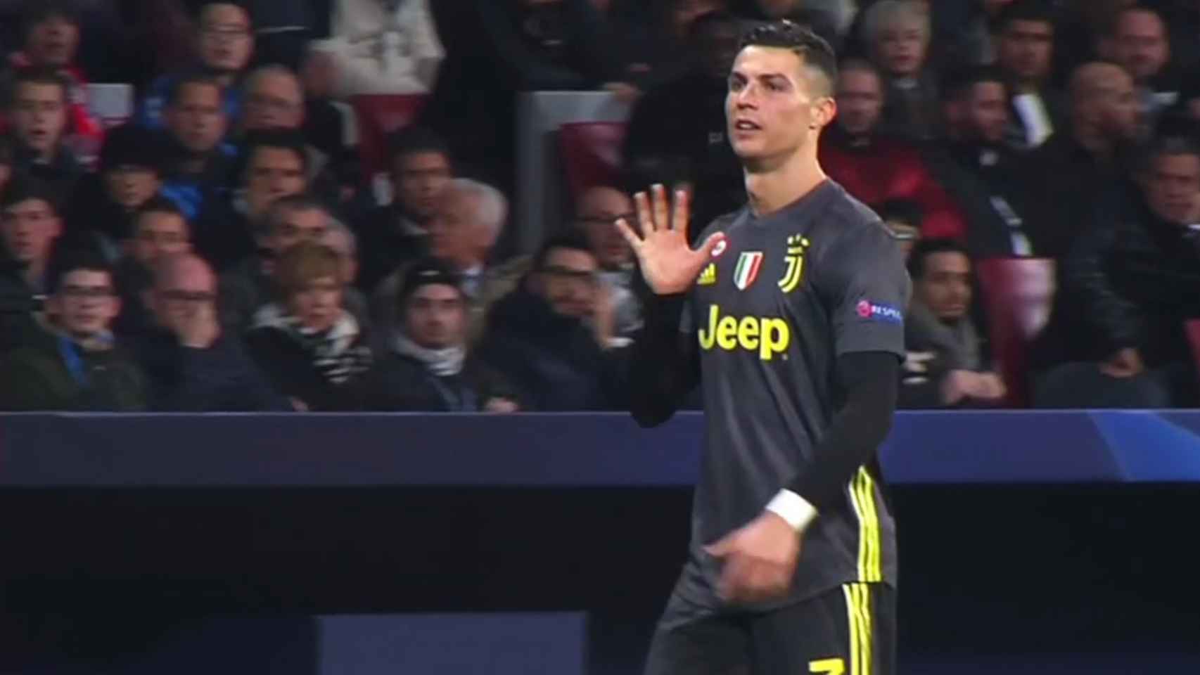 Cristiano Ronaldo enseña la 'manita' al Wanda Metropolitano