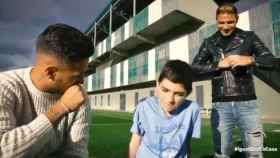 Joaquín y Sergio León visitan a un niño  de la asociación Nupa