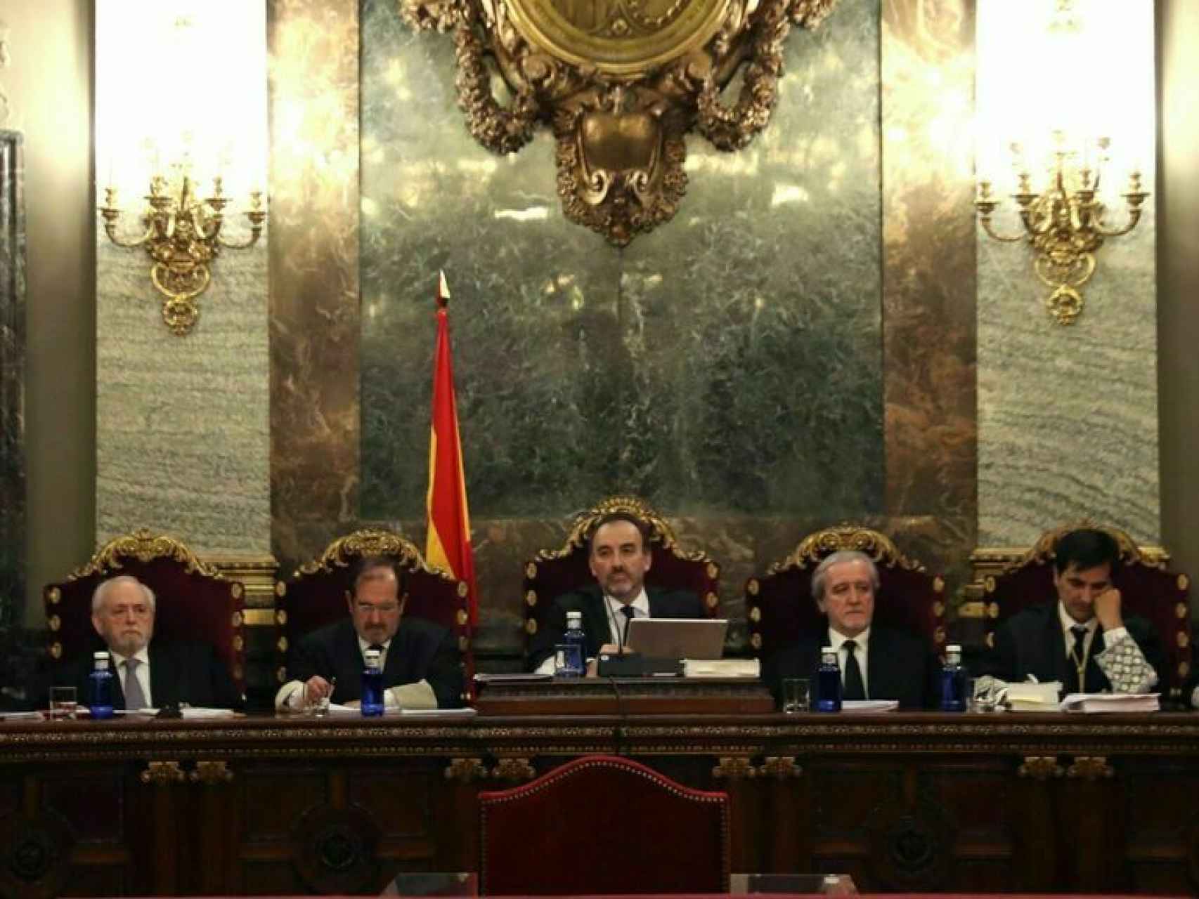 Manuel Marchena, presidente del  Tribunal Supremo, junto a otros cuatro magistrados de la Sala Segunda.