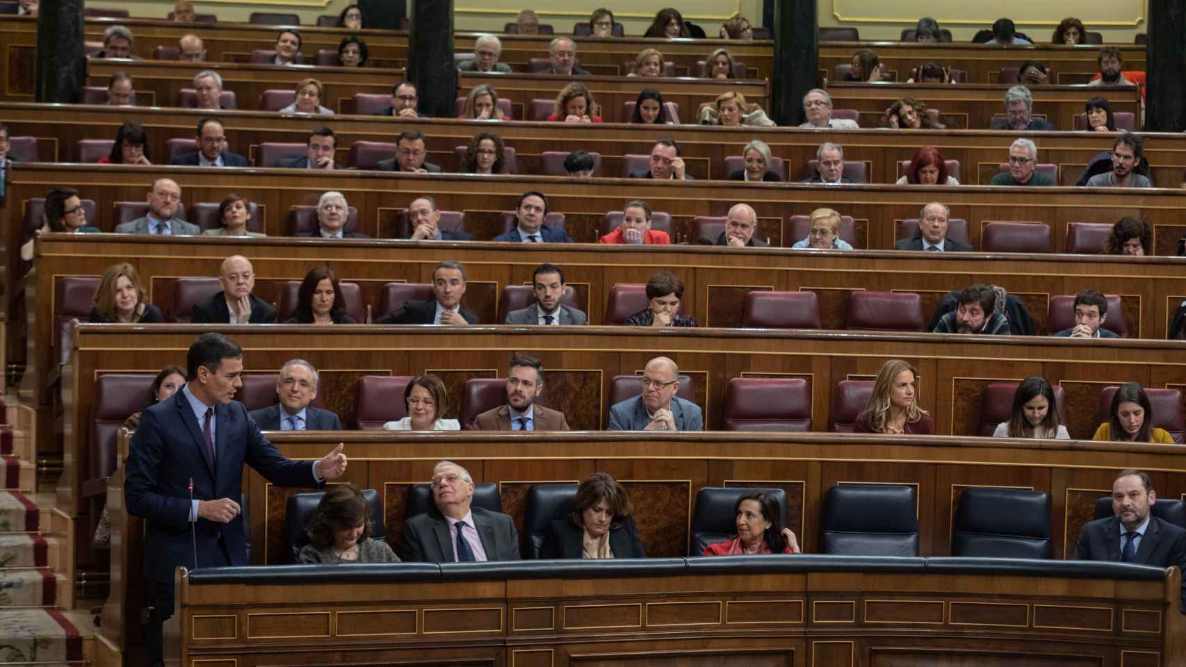 El presidente del Gobierno, Pedro Sánchez, interviene en el Congreso de los Diputados desde su escaño.