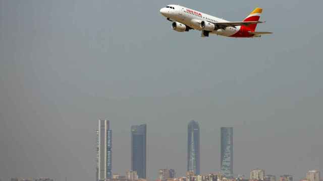 Un avión de Iberia despega del aeropuerto de Barajas