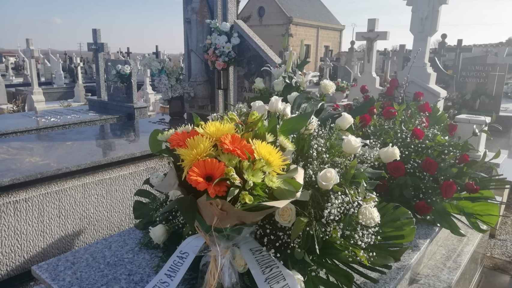 Coronas de flores sobre la tumba familiar de los Fernandez Calvo, donde ha sido enterrada María Jesús.