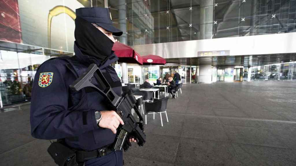 Un agente del Cuerpo Nacional de Policía en labores de vigilancia en el aeropuerto de Málaga.