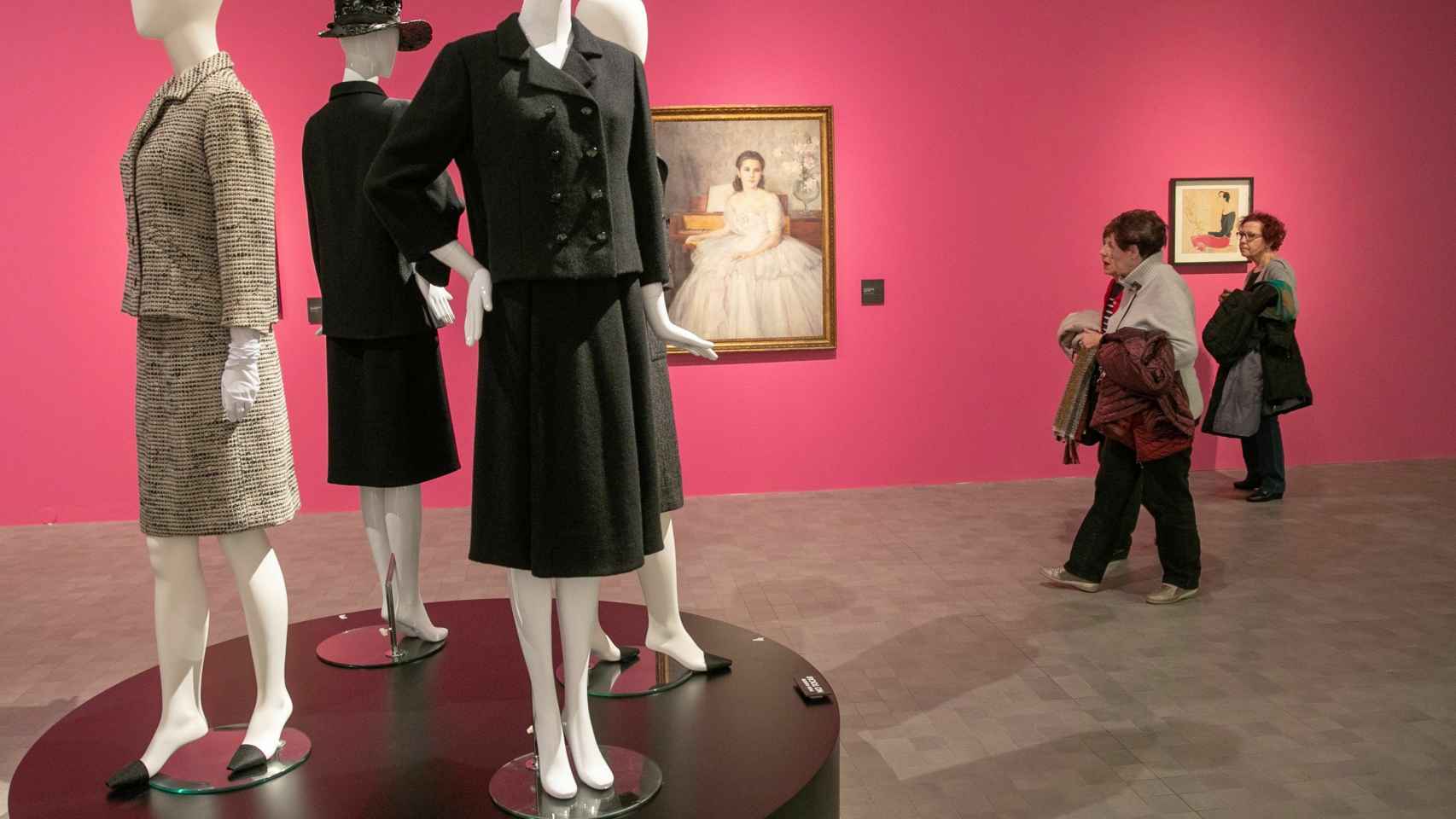 La elegancia y feminidad se respira en la exhibición de Balenciaga.