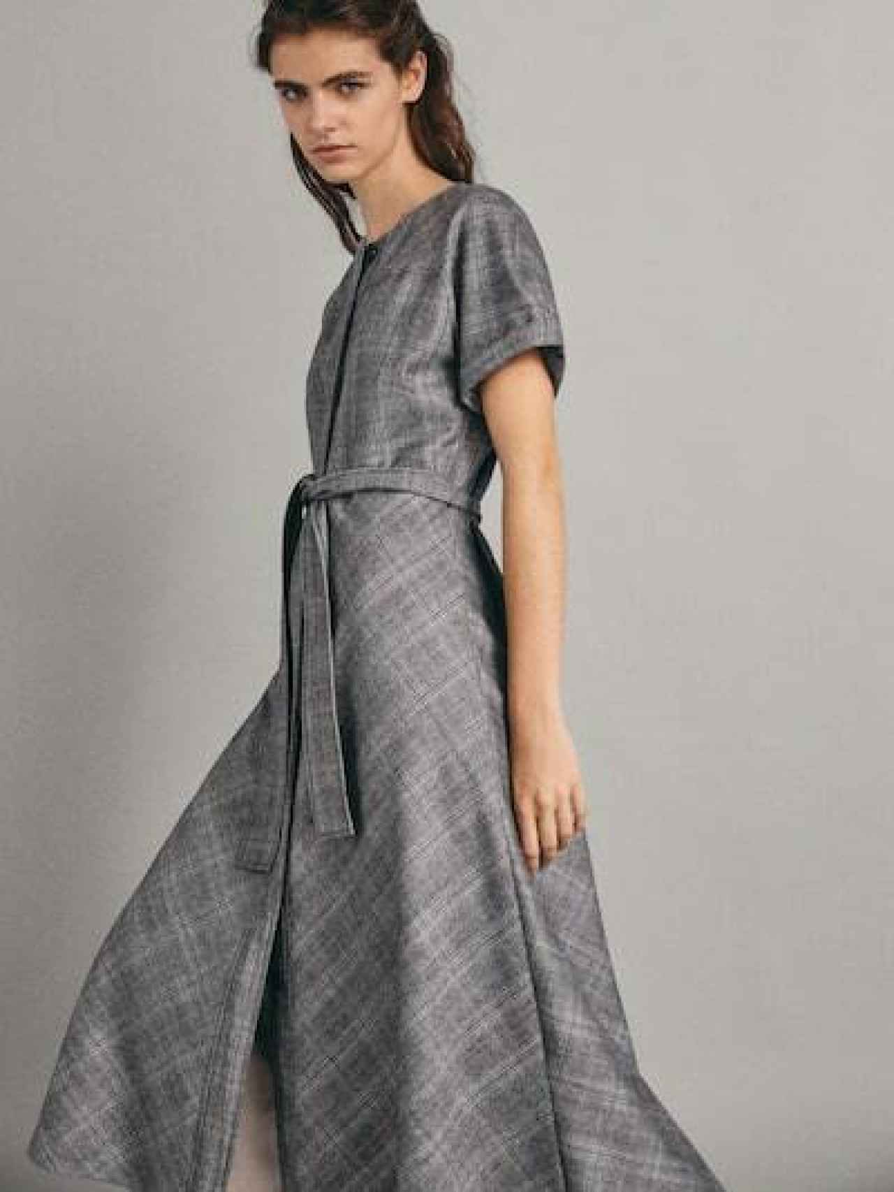 Imagen de la modelo de Massimo Dutti con el vestido escogido por Letizia.