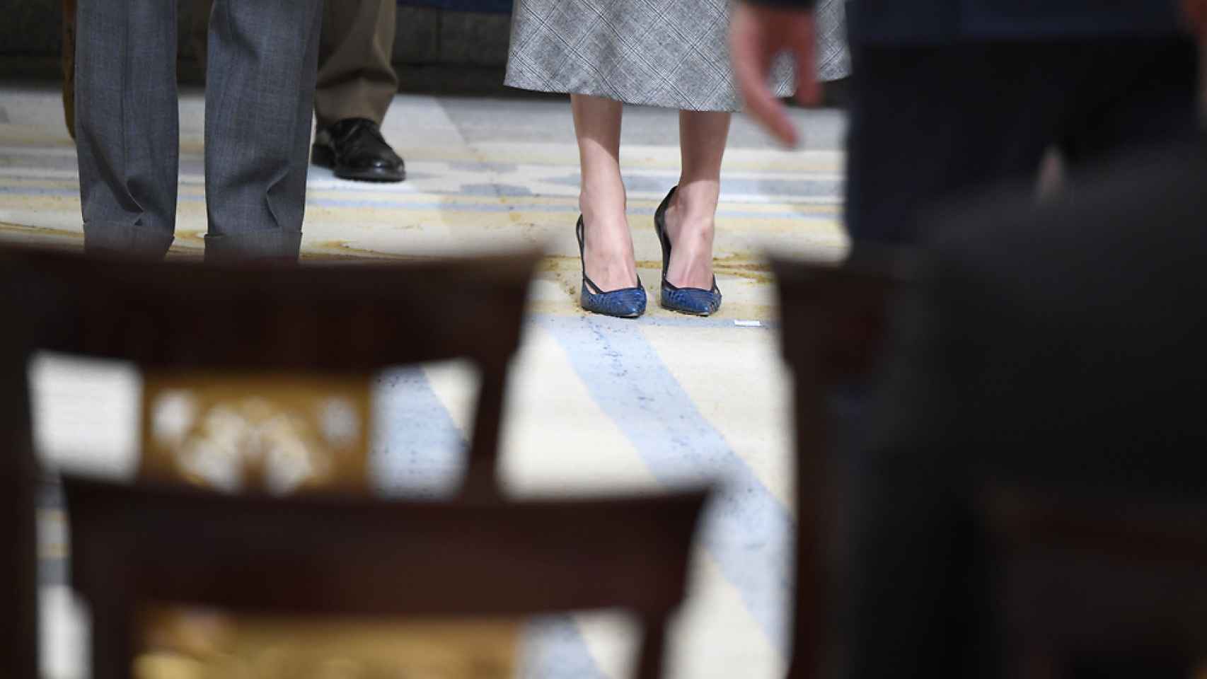 Detalle de los zapatos de salón de la reina en el acto de este jueves.
