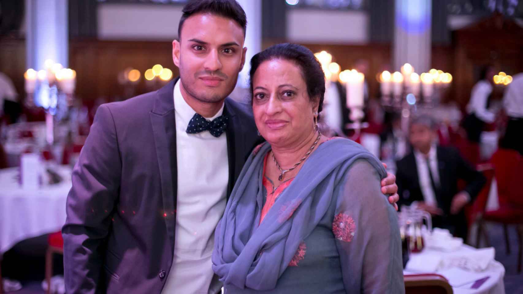 Kashif Saddiqi junto a su madre en un acto