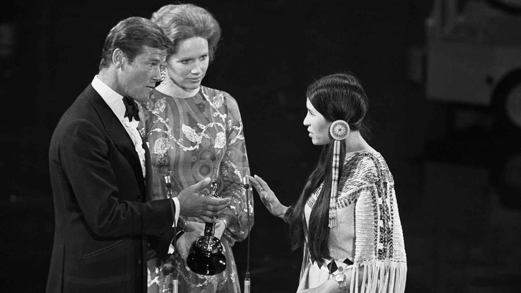 Marlon Brando rechazó su Oscar por el trato de Hollywood a los indios.
