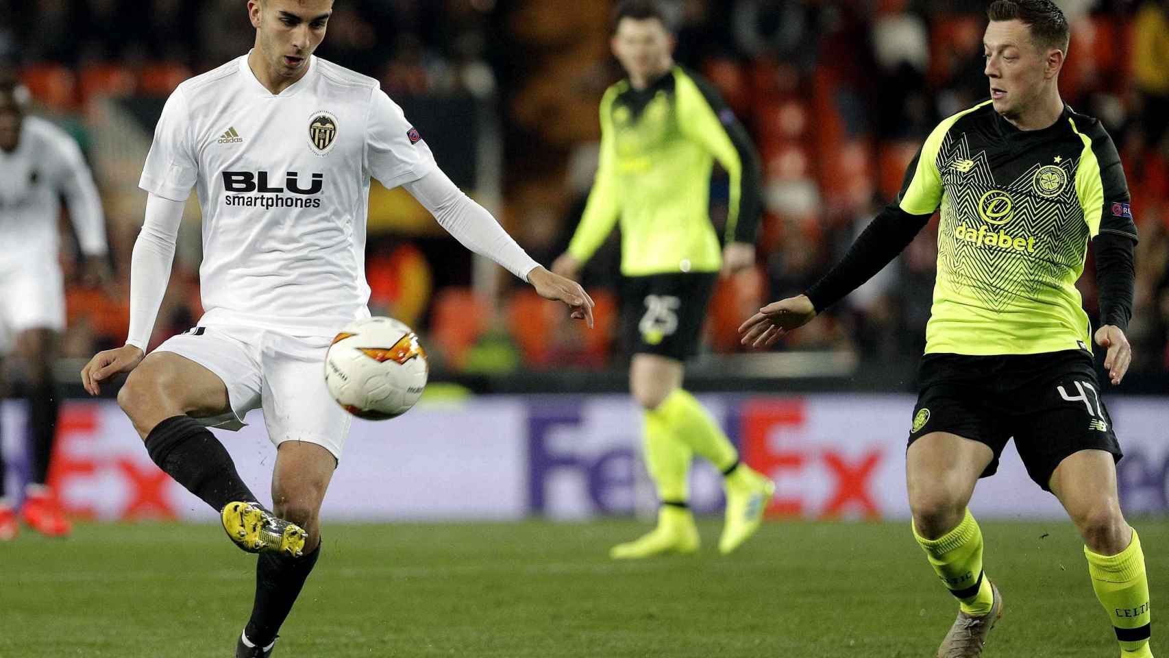 Ferrán Torres disputa un balón con Callum Mcgregor en el Valencia - Celtic